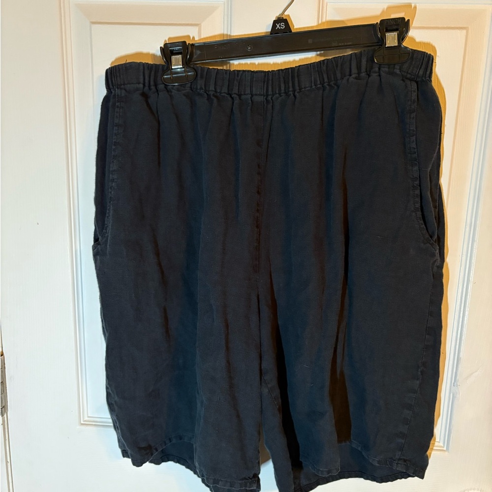 Flax Women's black Shorts